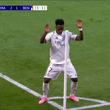 Vinicius Jr. danced after scoring Real Madrid's second goal against Benfica. He has now scored in 5 consecutive matches. #3Sports