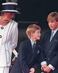 Ook hier lijkt prins harry een uitstekende kandidaat om lol te maken met kinderen. Prince William Prince Harry Open Up About How They Learned Of Their Mother S Death Abc News