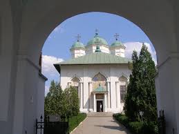 Situata la marginea bucurestiului, manastirea cernica este zidita in mijlocul unui lac inconjurat de paduri seculare, prezentand in orice anotimp aceeasi atractie, atat pentru cei ce iubesc frumosul. ManÄƒstirea Cernica Loc De LegendÄƒ È™i CredinÈ›Äƒ Descoperalocuri Ro