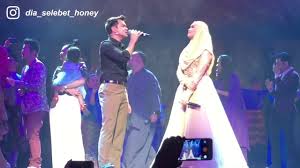 Видео канала siti nordiana, ( 95 видео ). Fancam Final Dsh Muzikal 12 01 2017 Memori Berkasih By Siti Nordiana Alif Satar Youtube