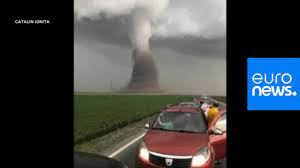 Ou gelés pour infliger le nombre total de coups. Une Monstrueuse Tornade Dans L Est De La Roumanie Youtube