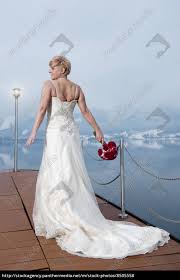 Mit unseren tipps finden sie das passende brautkleid. Altere Braut Steht Am Seeufer Stockfoto 8505558 Bildagentur Panthermedia