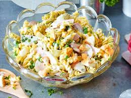 Für den spaghettisalat den schinken in feine streifen schneiden, mit den restlichen zutaten zu den spaghetti geben, gut aber vorsichtig umrühren und mit salz und pfeffer abschmecken. Nudelsalat Die Besten Rezepte Lecker