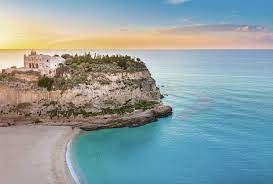 Azurblaues wasser, traumhafte strände und kleine versteckte buchten machen einen urlaub in der südlichsten region des landes einfach perfekt. Kalabrien Rundreise Raum Tropea Capo Vaticano Pizzo Aolische Inseln Reggio Di Calabria
