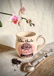 Mug Frida Kahlo Avec Une Illustration De Chat En Ceramique Etsy En 2020 Illustration De Chat Cafe Filtre Tasse Cafe