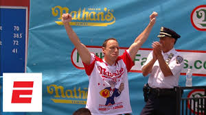 Joey chestnut broke his own world record at the annual nathan's hot dog eating contest sunday — a fourth of july feat much of america missed thanks to espn's shoddy live feed. Mann Isst 74 Hot Dogs In 10 Minuten Buzz At