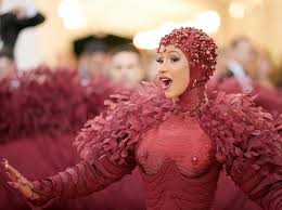 カーディ・B、「デコ乳首」に“女性器を強調”したドレスで話題をかっさらう【メットガラ2019】 - FRONTROW