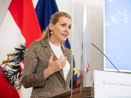Er ist eine umfassende bestandsaufnahme der situation von familien und bildet diesmal die entwicklungen von 2009 bis 2019 ab. Osterreich Arbeitsministerin Christine Aschbacher Tritt Nach Plagiatsvorwurfen Zuruck Der Spiegel