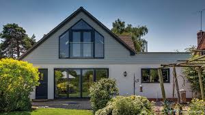 Es wird gezeigt, wie wir ein fahrgerüst aufbauen und am haus die fassade reinigen und streichen. Fassade I M Bauzentrum