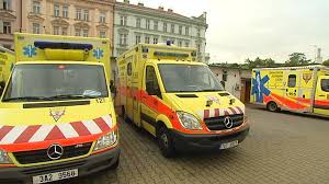 Otec zdvihne hlavu zo stola a pýta sa: Tajemstvi Prazskych Dvorku Dvorky Prazske Zachranne Sluzby Ceska Televize