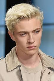 Sebbene molte persone (forse, troppe!) si avvicinino a questa tonalità con eccessiva facilità, è bene ricordare come i capelli corti biondo platino non … Idee Tagli Capelli Uomo Primavera Estate 2016 Foto 14 40 Stylosophy