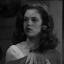 Anyone recognizes who this lovely young actress was? 💜