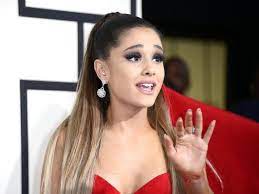 Waves crashed in the background of the sweet social share where the cute couple are perched atop a wooden lookout post on the beach. Instagram Ariana Grande Kommentiert Millie Bobby Brown Loscht Foto Leute Westfalische Nachrichten
