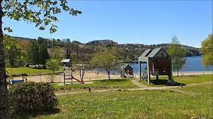 Le lac apparaît maintenant divisé en deux cuvettes, entourées d'une large couronne de marécages. Pilou34 Presente Le Lac De La Raviege Youtube