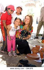 Maestra, abogada, madre de familia y fan del fútbol americano. La Primera Dama De Mexico Margarita Zavala Calderon Saluda A Un Joven Mientras Que Las Compras En Un Mercado Al Aire Libre En Un Pequeno Pueblo Fotografia De Stock Alamy