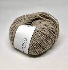 Dánská rodinná firma knitting for olive se od roku 2015 věnuje tvorbě pletacích návodů pro ty nejmenší a o pár let později přidali i návody pro dospělé. Knitting For Olive Heavy Merino