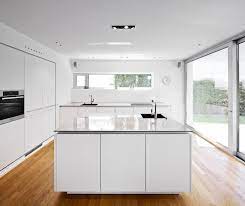 Risultati Immagini Per Architetto Arreda Cucina Rettangolare White Modern Kitchen Elegant Kitchen Design Modern Kitchen Island