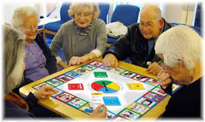 Muchas personas mayores disfrutan pasar el tiempo jugando o trabajando en rompecabezas con familiares o amigos. Ludoteca Itinerante Para Adultos Y Personas Mayores