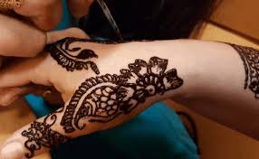 Soalnya teknik pengambilannya bagus banget, gambarnya juga jernih. 35 Gambar Henna Tangan Kaki Pengantin Motif Corak Model Simple