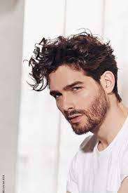 Les cheveux de devant sont coupés en dégradé pour permettre à une frange assez longue partant de l'arrière de la tête pour se terminer au. Coiffure Homme 2021 Les Coupes De Cheveux Pour Homme Qui Font Craquer Les Filles