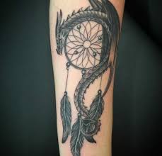 Idee Fur Eine Tatowierung Auf Der Hand Hier Ist Ein Drachen Und Ein Traumfanger Mit Langen Schwarzen Federn Tatowierungen Tattoos Frauen Schmetterling Tattoo