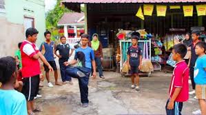 Pemain disyaratkan menimbang bola bulu ayam tersebut dengan menggunakan tepi tumit kaki (tepi kaki sebelah dalam) sahaja atau juga. Motac On Twitter Sepak Bulu Ayam Permainan Ini Dikenali Sebagai Sepak Bulu Ayam Sebuyam Atau Chapteh Permainan Ini Adalah Seperti Permainan Sepak Raga Tetapi Bola Yang Digunakan Adalah Dari Bulu Ayam Yang