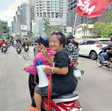 ธรรมนัส พรหมเผ่า ถามป้าเป้าคนเสื้อแดงว่า ใช่คนบางกลอยหรือเปล่า ? ป้าเป้า ตอบกลับ ไม่ใช่บางกลอย แต่เดือดร้อน เบื่อขายหีแล้ว จะขายแป้ง!. Bb3j7rssxziezm