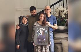 Yuna got engaged to malaysian director, adam sinclair, younger brother of the late actor ashraf sinclair and actress aishah sinclair on 6 august 2017. Yuna Dan Adam Tiba Di Jakarta