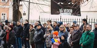 Comunitatea „vă vedem din sibiu anunţă că va protesta, duminică seară, peste drum de sediul psd sibiu, în zona denumită de ei „zona liberă de corupţie, faţă de modul în care au fost organizate alegerile în străinătate şi în semn de susţinere faţă de ce care au stat ore în şir la cozi. Corruption Protests Bring Out Creative Streak In Romania Balkan Insight