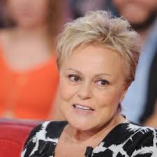 Ses yeux noirs ronds comme des billes, de petite fille qu'elle n'a jamais été. Muriel Robin Filmographie Tele Loisirs
