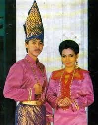 Sebahagian besar suku bangsa jawa menuturkan bahasa jawa sebagai bahasa percakapan harian. Inilah 34 Pakaian Adat Tradisional Di Indonesia Indozone Id