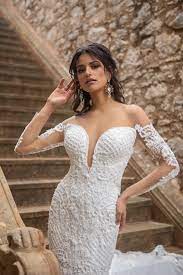 Aufwendige brautkleider bilden den krönenden abschluss bei jeder modenschau und zeichnen sich häufig durch meisterliche designs aus. Schulterfreies Hochzeitskleid Mit Transparenten Armeln Von Emine Yildirim