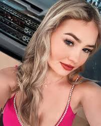 Alyssa Capps's Instagram, Twitter & Facebook