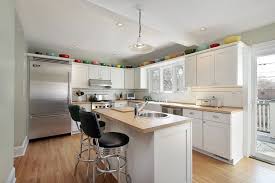 Las hay que acogen la placa de cocción, otras el fregadero y algunas veces es solo zona de almacenaje y. Cocinas Modernas Con Isla Central Y Desayunador Buscar Con Google Decoracion De Cocina Moderna Cocinas De Cabanas Diseno De Cocina