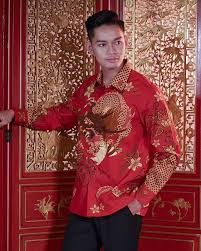 Bisa mengenakan busana ini sebagai seragam kerja anda. 7 Desain Baju Batik Pria Yang Wajib Dimiliki Bukareview