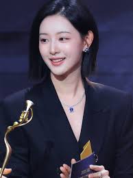 📸 Kim Heon Instagram update Kim Jiwon wearing Kim Heon black  doubled-breasted suit for the 2025 SBS Drama Awards #KimJiWon #김지원 #金智媛  #キムジウォン