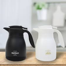 マット調のモダンなデザインが際立つバキュームジャグ 保温 保冷対応なので 飲み物の作り置きにもご利用いただけます ワンタッチ開閉式のフタを外せば しっかり奥まで洗えるので清潔にご利用頂けます 細部にまでこだわったロゴが更にデザインを引き立てます