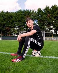 The scottish national of white ethnicity with little known roots was raised in the town of ardrossan in north ayrshire. Like A Model Billy Gilmour Chelsea S Rough Diamond Is Also Burberry S Model All Football