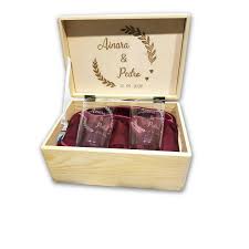 Todos los modelos de cajas de madera para regalos incluyen el grabado en láser. Caja De Madera Para Detalles De Boda Con Vasos De Sidra Grabados