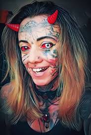 Mujer demonio dice que le pidió a Dios que le pusiera cuernos