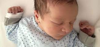 La Mejor Postura Para Acostar A Tu Bebe Recien Nacido Crianza Natural Colico Lactante Postura Dormir Bebe