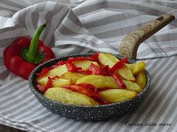 Inoltre contengono vitamina c che ci aiuta nei radicali liberi. Patate E Peperoni Fritti Cucina Vista Mare Peperoni Patate Idee Alimentari