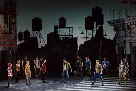 Dans le west side, bas quartier de new york, deux bandes de jeunes s'affrontent, les sharks de bernardo et les jets de riff. West Side Story The Atlanta Opera