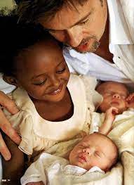 #angelina jolie #brad pitt #celebrity babies #pax jolie pitt #zahara jolie pitt. Daddy Duty 15 Cuddly Flicks Of Brad Pitt And Zahara Vater Schauspieler Kinder