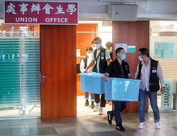 科大振翅新聞#港大評議會案 【四港大生被控違國安法 通宵扣查後全部需即時還押】 ⁡ 港大學生會評議會早前通過悼念梁健輝議案，警方昨日先後拘捕四名港大學生，包括港大學生會評議會主席張敬生、 學生會前會長郭永晧、文學院學生會前外務副會長容頌禧及李國賢堂學生會前代表杜林丞亨. æ¸¯å¤§å¤¢éŠè€…å€'é™·æ­»èƒ¡åŒ äºžæ´²é€±åˆŠ