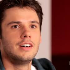 Gringe assure vachement face à orelsan et si la construction du disque, à savoir la soirée de deux types en recherche d'inspiration fait que certains titres sont moins efficaces, il y a quand même de très bons titres comme bloqués, fais les backs, change de pote ou pour moi le meilleur 2 connards dans un abribus Orelsan Fans Orelsanfans Twitter