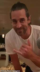 Julio jones out of atlanta & aaron rodgers drunk in hawaii. Aaron Rodgers Relaxes In Hawaii With Fiancee Shailene Woodley Amid Uncertain Nfl Future With Packers Geeky Craze