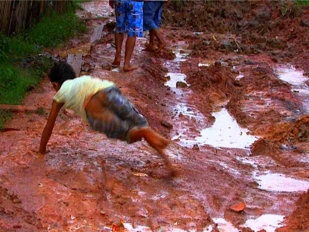 Resultado de imagem para menino na rua de barro"