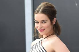 Emilia clarke has admitted it hasn't all been plain sailing since she joined the hit fantasy drama. Emilia Clarke Tragt Jetzt Wasserstoffblonde Haare Brigitte De