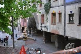 Das hundertwasserhaus im dritten wiener gemeindebezirk zählt zu unseren top 10 sehenswürdigkeiten von wien und ist das wohl meistbesuchte wohnhaus österreichs. Wien Phantastische Hauser Von Friedensreich Hundertwasser